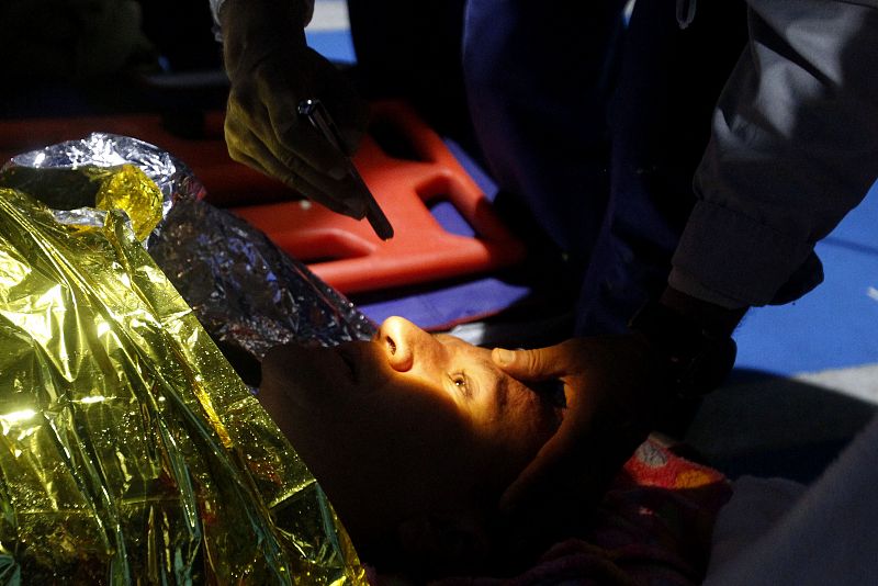Médicos atienden a un buzo miembro del cuerpo de bomberos de Envigado después de realizar una inmersión en busca de supervivientes.