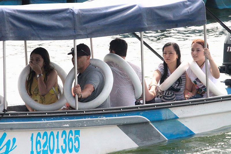 Pasajeros rescatados del barco turístico "El Almirante".