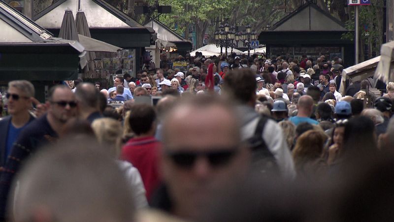 Las Ramblas de Barcelona han pasado de paseo familiar a parque temático turístico