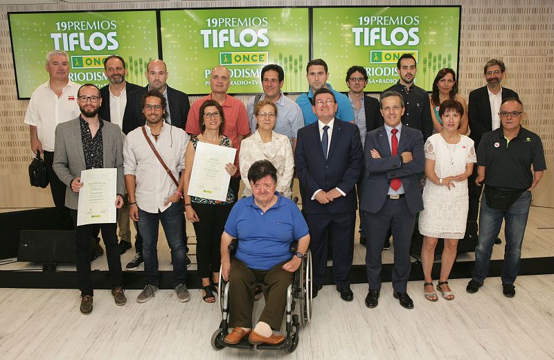 Foto de familia de los galardonados con los Premios Tiflos de Periodismo 2016
