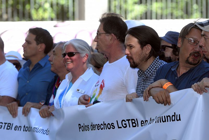 El líder de Podemos, Pablo Iglesias, junto al lider de Ciudadanos, Albert Rivera, en la cabecera de la marcha del World Pride 2017 en Madrid