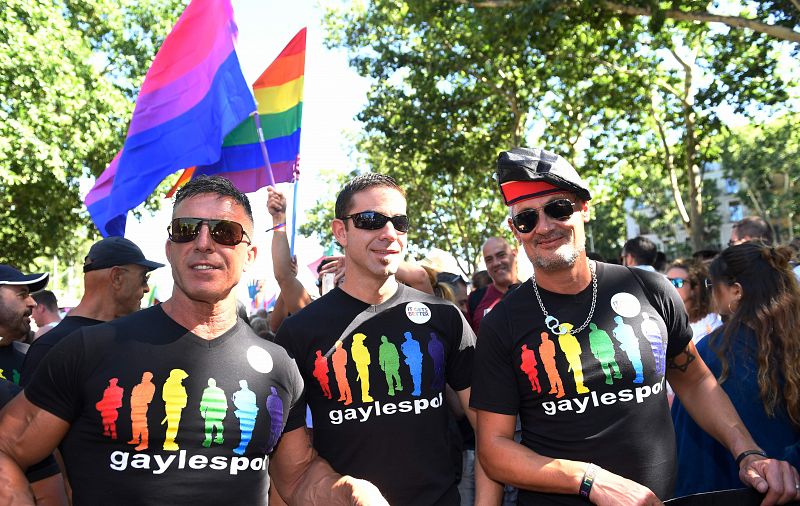 Miembros de la Asociación de Policía LGTB participan en la marcha del WorldPride 2017, en Madrid