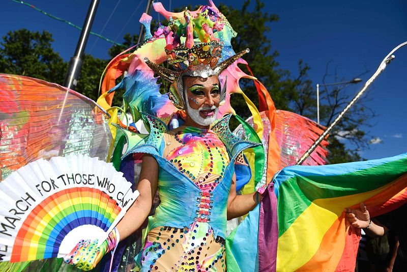 Un hombre con un colorido vestido durante la marcha del World Pride 2017 en Madrid