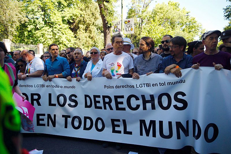 Los líderes de Ciudadanos, Albert Rivera, y Podemos, Pablo Iglesias, en la cabecera de la marcha del WorldPride 2017