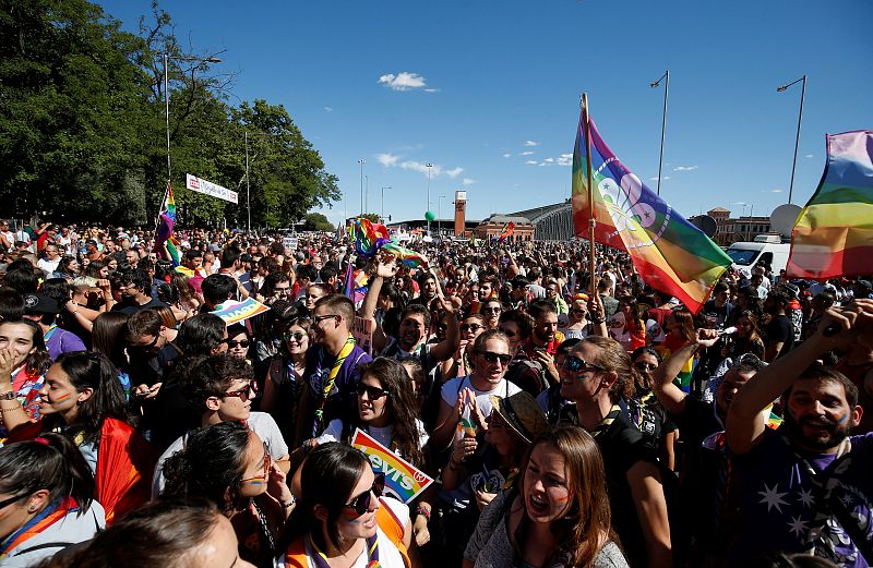 Miles de personas abarrotan el centro de Madrid durante la marcha del World Pride 2017