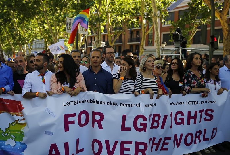 La mayor marcha del 'Orgullo' en el mundo ha partido de la glorieta de Atocha de Madrid para reivindicar la libertad sexual bajo el lema 'Por los derechos LGTBI en todo el mundo'