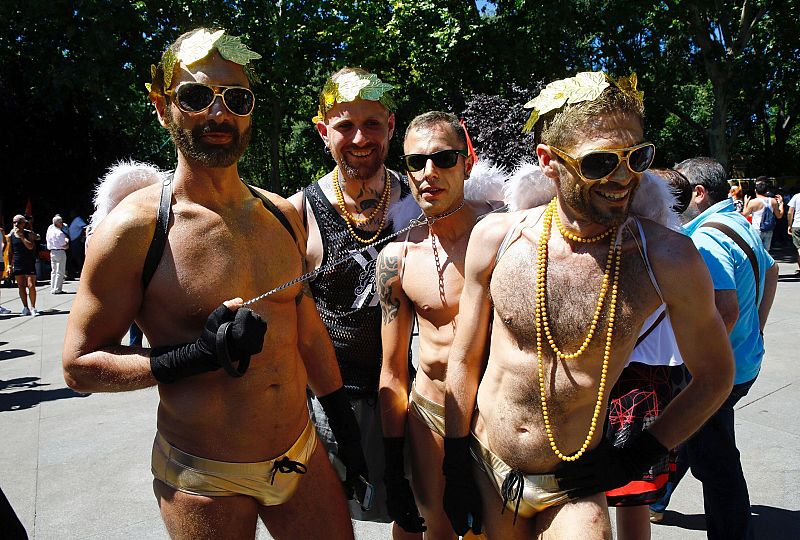 Asistentes a la mayor marcha del 'Orgullo' 2017 en el mundo, que ha partido de la glorieta de Atocha de Madrid para reivindicar la libertad sexual bajo el lema 'Por los derechos LGTBI en todo el mundo'