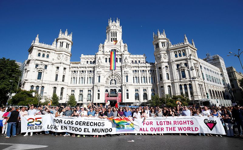 La cabecera de la marcha del 'Orgullo' 2017 en la Plaza de Cibeles, en Madrid
