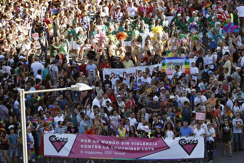 Miles de personas recorren las calles de Madrid durante la manifestación del World Pride 2017