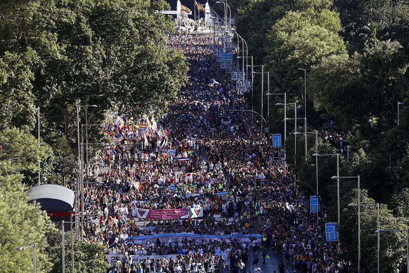 Miles de personas se manifiestan en Madrid durante el 'Orgullo' 2017 'Por los derechos LGTBI en todo el mundo'