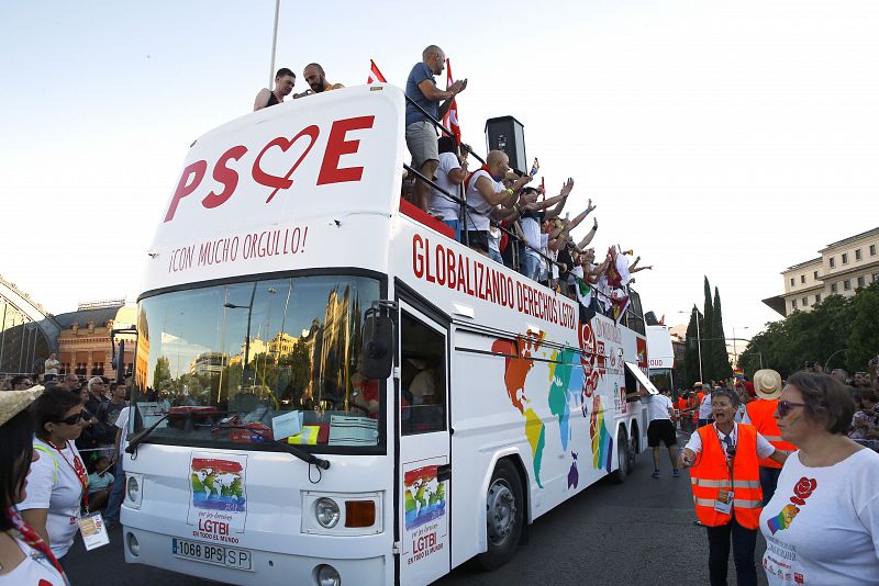 El autobús descapotable del PSOE participa en el desfile del World Pride 2017, durante su recorrido por la calles de Madrid