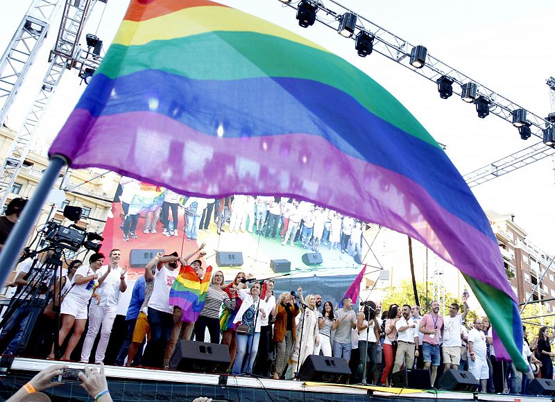 Las distintas asociaciones organizadoras del World Pride 2017 y representantes políticos, tras el manifiesto que han ofrecido en la Plaza de Colón de Madrid