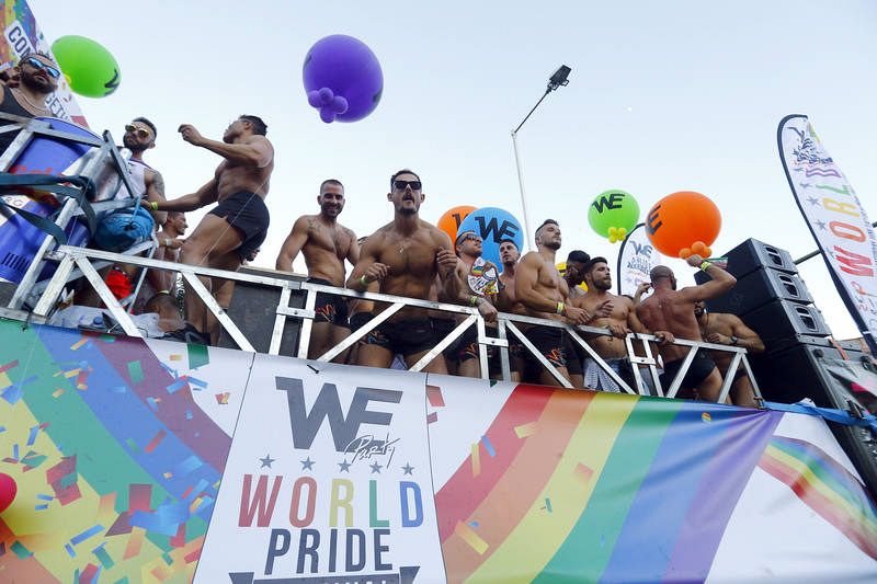 Ambiente en una de las 52 carrozas que participan en el desfile del World Pride 2017, durante su recorrido por la calles de Madrid