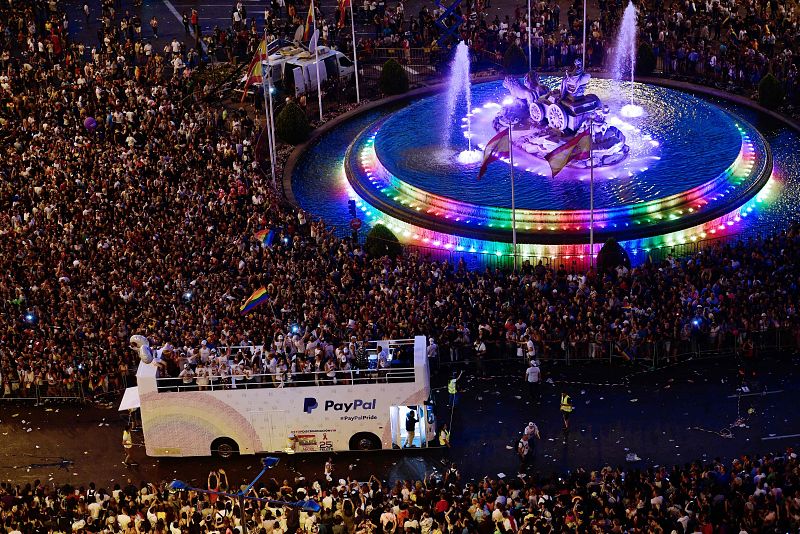 Miles de personas se congregan en la Plaza de Cibeles de Madrid para la celebración del World Pride 2017
