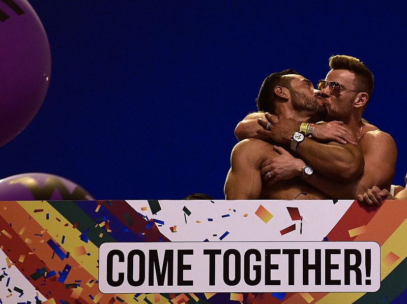 Dos hombres se dan un apasionado beso durante la celebración del World Pride en Madrid