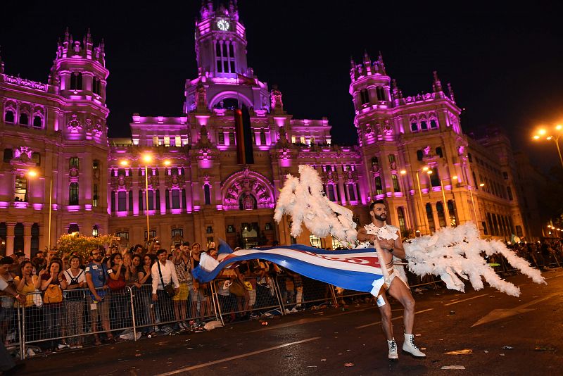 Un participante en la marcha del World Pride en Madrid posa en la Plaza de Cibeles