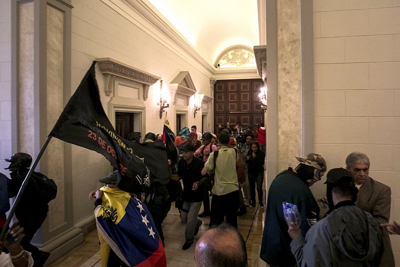 Enfrentamientos entre chavistas y diputados opositores en el interior de la Asamblea Nacional de Venezuela