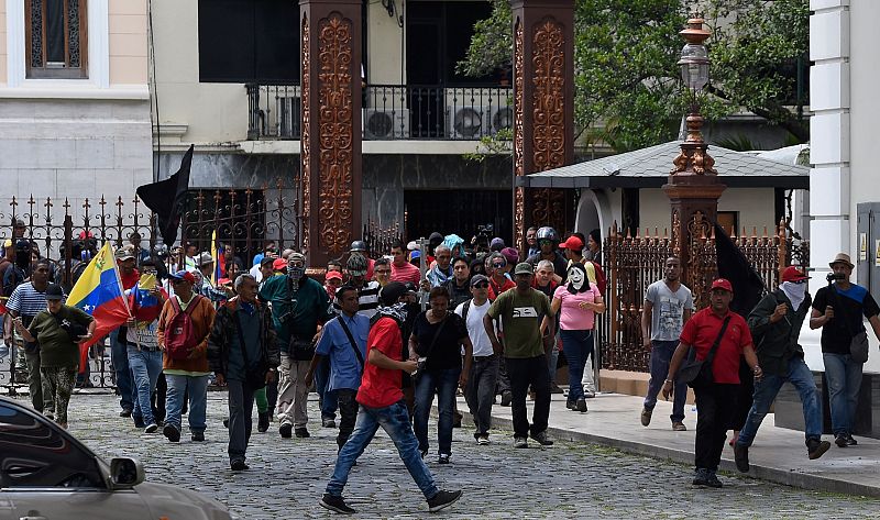 Los chavistas, algunos con el rostro oculto, han irrumpido en el recinto del Parlamento durante un receso de la sesión parlamentaria