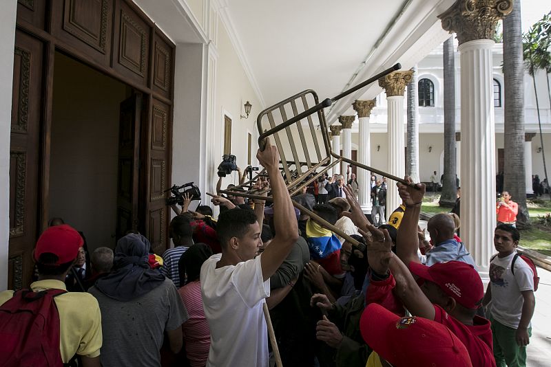 los manifestantes chavistas entran en la Asamblea Nacional