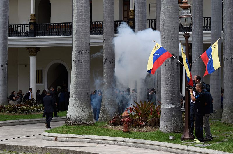 Los asalntantes intentan entrar en el Parlamento de Venezuela