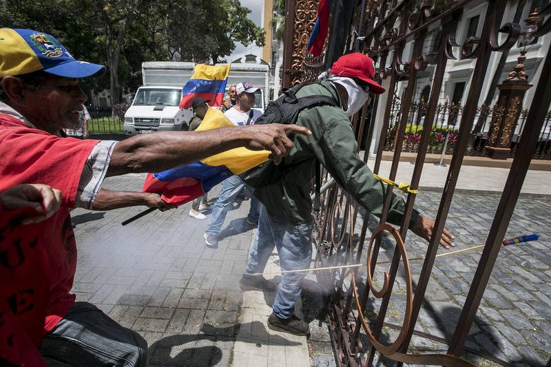 Simpatizantes chavistas en los alrededores de la Asamblea Nacional