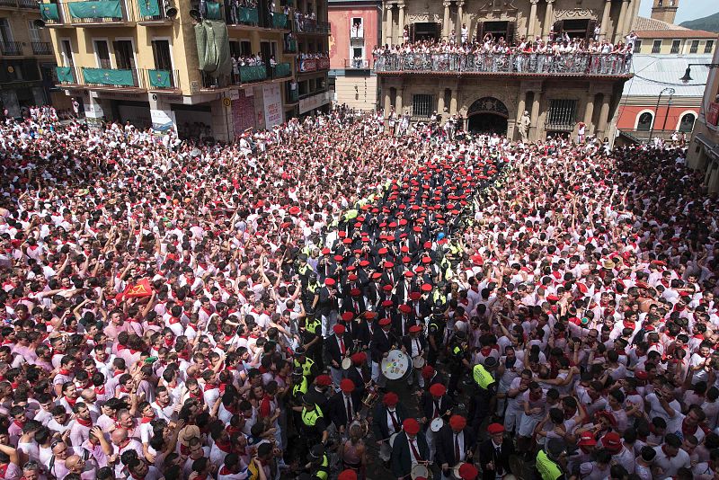 La Plaza Consistorial recibe a miles de personas por el chupinazo
