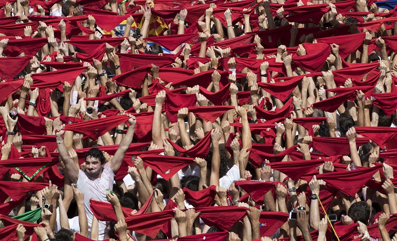 Pamplona se tiñe de rojo por el inicio de San Fermín 2017