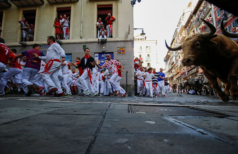 La carrera de los Cebada Gago ha sido limpia y rápida Uno de los morlacos ha encabezado a la manada todo el recorrido con un comportamiento muy noble sin embestir a los corredores La carrera ha durado 2 minutos y 58 segundos