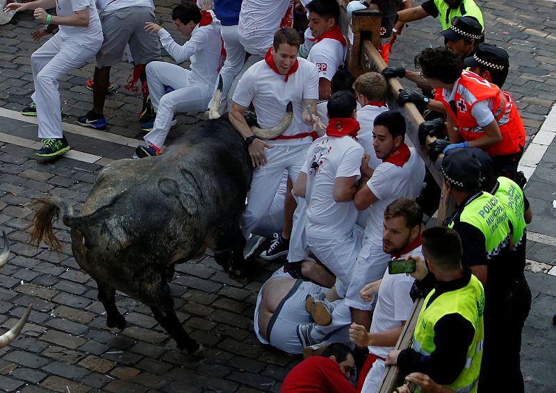 Uno de los tres toros cárdenos que ha corrido en el encierro ha dejado tres heridos por asta