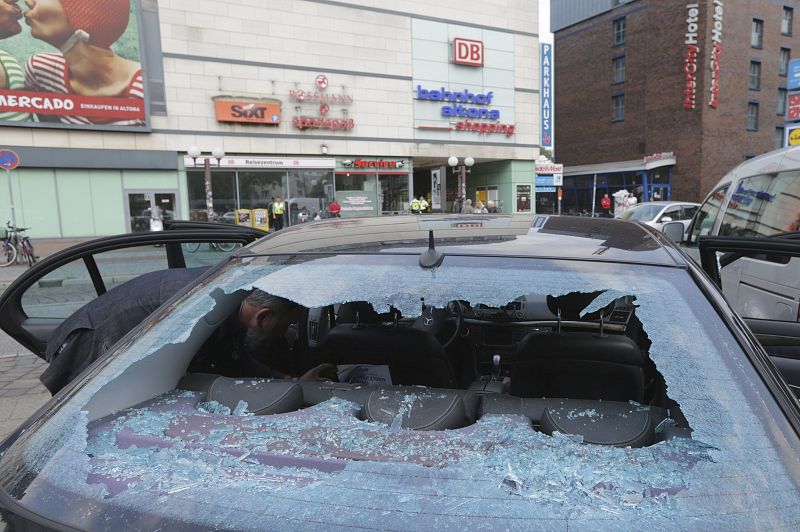 Luneta trasera de un vehículo rota delante de la estación de Altona en Hamburgo