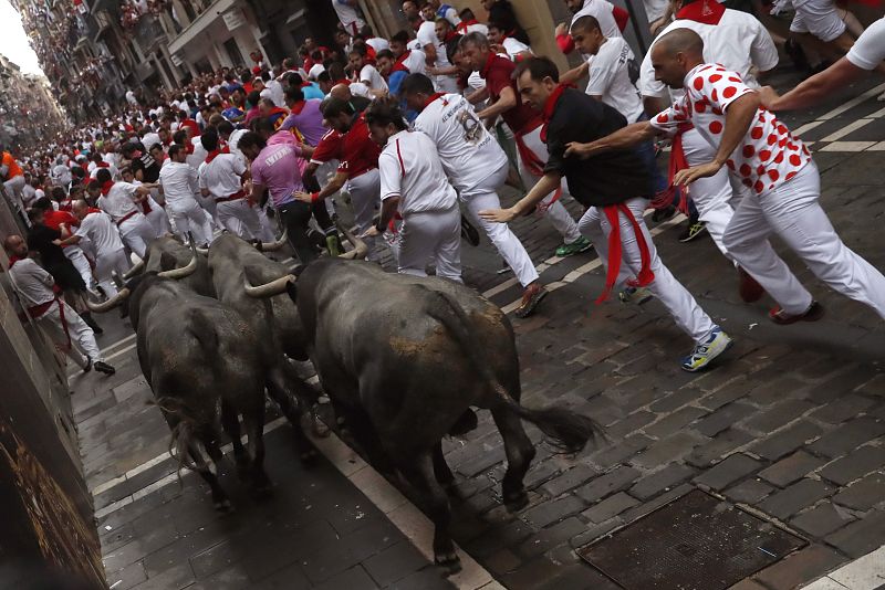 Los toros han salido agrupados de los corrales