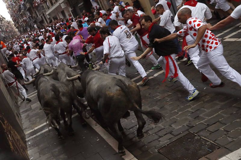 Los toros han salido agrupados de los corrales 