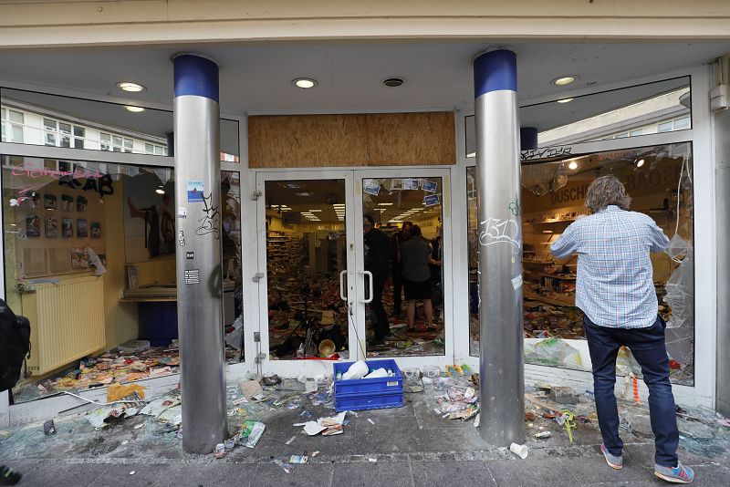Algunos manifestantes destrozaron por completo este supermercado