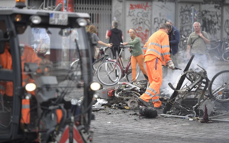 Los servicios de limpieza tratan de recuperar la normalidad en Hamburgo