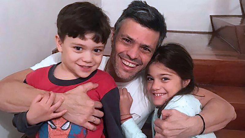 Leopoldo López junto a sus hijos tras salir de la cárcel