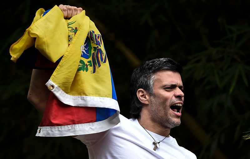 Leopoldo López levanta una bandera de Venezuela tras salir de prisión