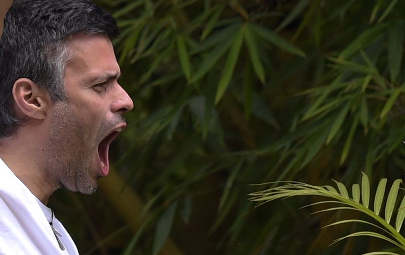 Leopoldo López saluda a los simpatizantes congregados a las puertas de su casa