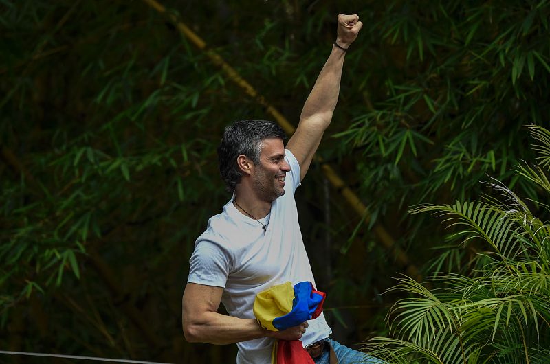 Leopoldo López levanta el brazo tras salir de prisión