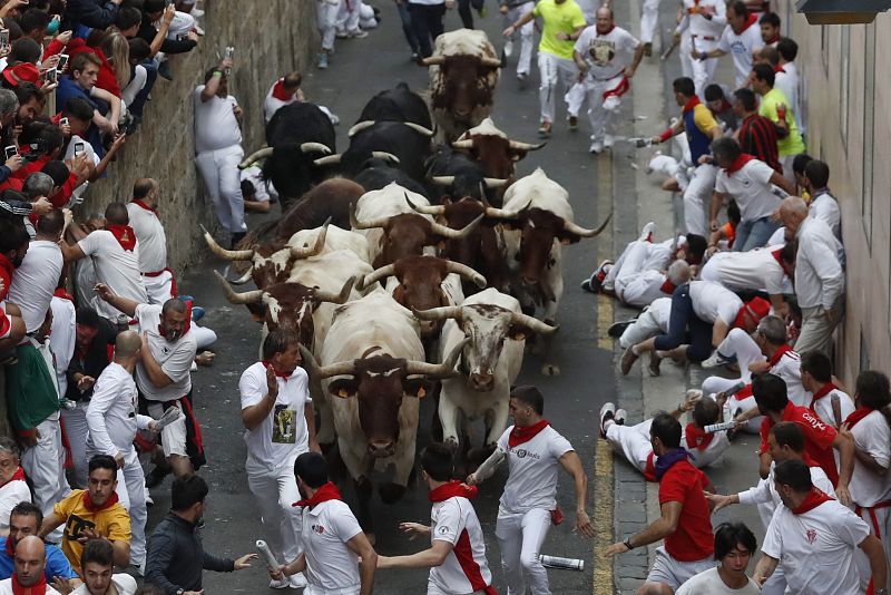TERCER ENCIERRO DE LOS SANFERMINES 2017 muy rápido de dos minutos y 22 segundos Los mozos corren delante de los toros de la ganadería salmantina de Puerto de San Lorenzo, en la cuesta de Santo Domingo