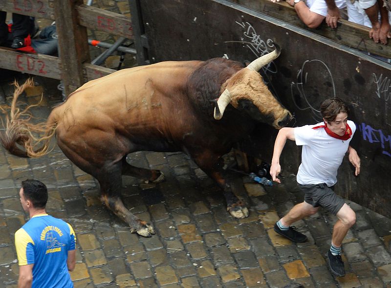 Huracán resbala al llegar a Estafeta Huracán el toro adelantado de Puerto de San Lorenzo ha resbalado y ha perdido las manos al llegar a la curva de Estafeta pero se ha recuperado y ha retomado bien el encierro sin crear peligro para los mozos