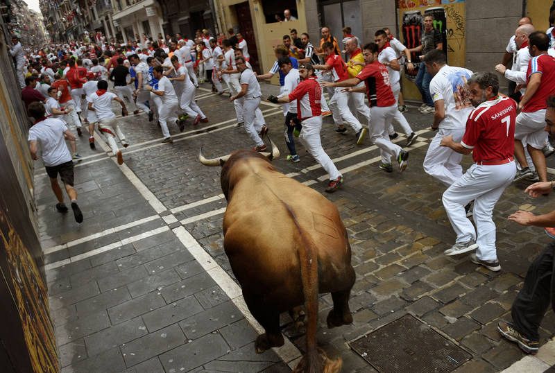 El toro castaño crea peligro en Estafeta El toro adelantado ha creado peligro en una carrera muy multitudinaria al haber caído en domingo Huracán ha llegado a Estafeta muy veloz