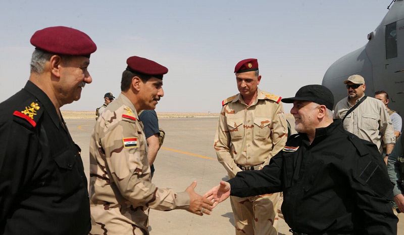 El primer ministro iraquí,  Haider al-Abadi, saluda a la tropas