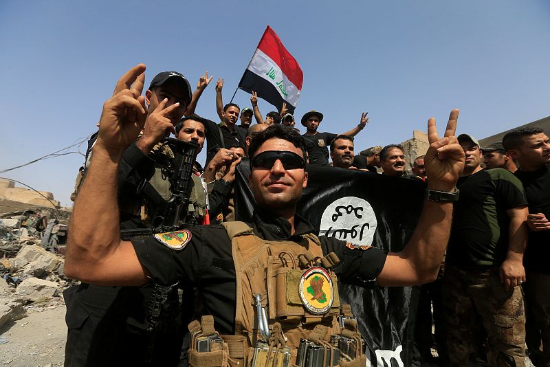 Varios soldados se toman una foto tras la reconquista de Mosul