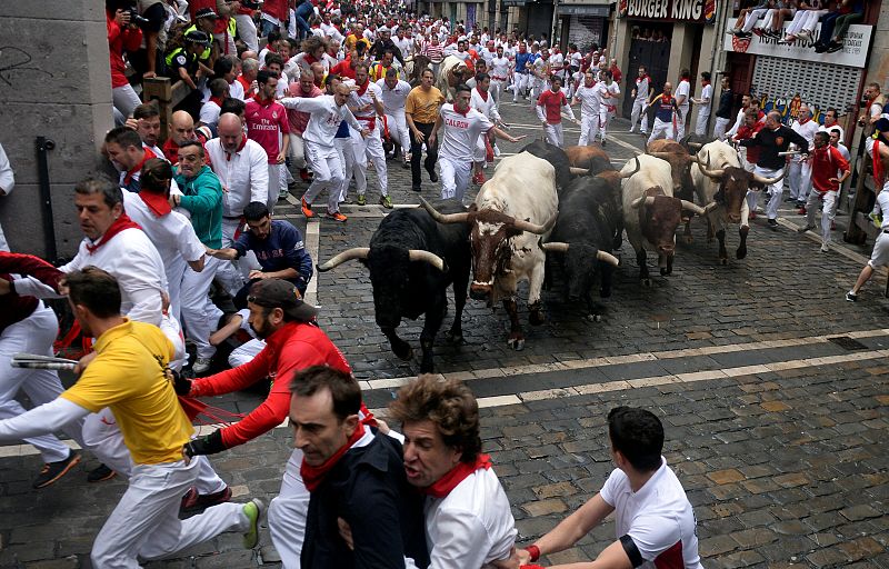 Uno de los momentos de más peligro de este cuarto encierro se ha vivido al inicio de la calle Estafeta. Uno de los toros ha golpeado a su paso a uno de los mozos