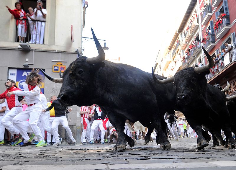 Los toros de Victoriano del Río han dejado imágenes impresionantes, como esta de la manada llegando muy unida y veloz como una flecha a la curva de la calle Estafeta