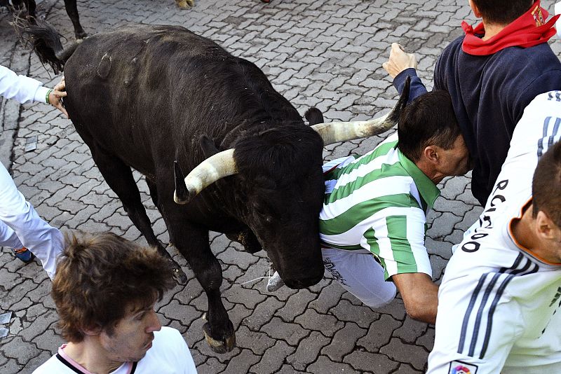 La gran velocidad deja un encierro accidentado Uno de los toros de la ganadería madrileña de Victoriano del Río tira a un joven en el tramo en Telefónica. En este encierro solo ha habido contusionados, ningún mozo ha resultado herido por asta de toro