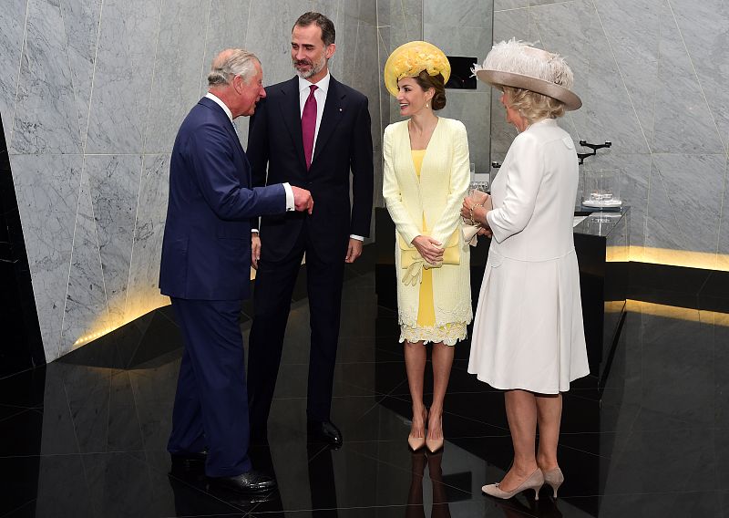 El príncipe Carlos y la duquesa de Cornualles se han desplazado hasta el hotel de los reyes de España para saludarles.