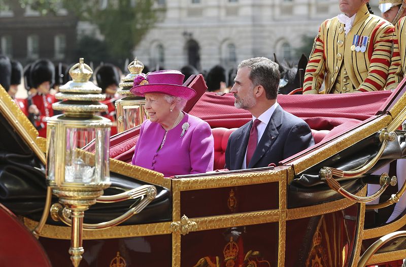 La reina Isabel II junto al rey Felipe durante la recepción oficial que la jefa de Estado británica ha ofrecido a los monarcas españoles.