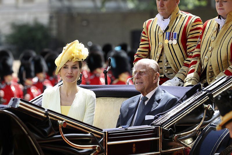 La reina Letizia junto al duque de Edimburgo han hecho el tradicional recorrido por el Mall, la amplia avenida que desemboca en Buckingham, en carroza.