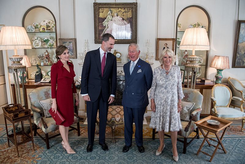 Los reyes de España, junto al príncipe Carlos y la duquesa de Cornualles, Camila